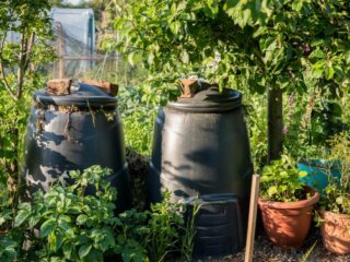 Unterschiedliche Kompostbehälter für den Garten